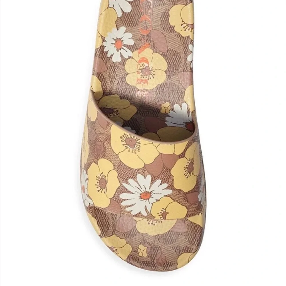 COACH
Udele Sig Floral Sport Slide
Women size 10 NEW
$95.00
Color: Beige - Picture 6 of 16